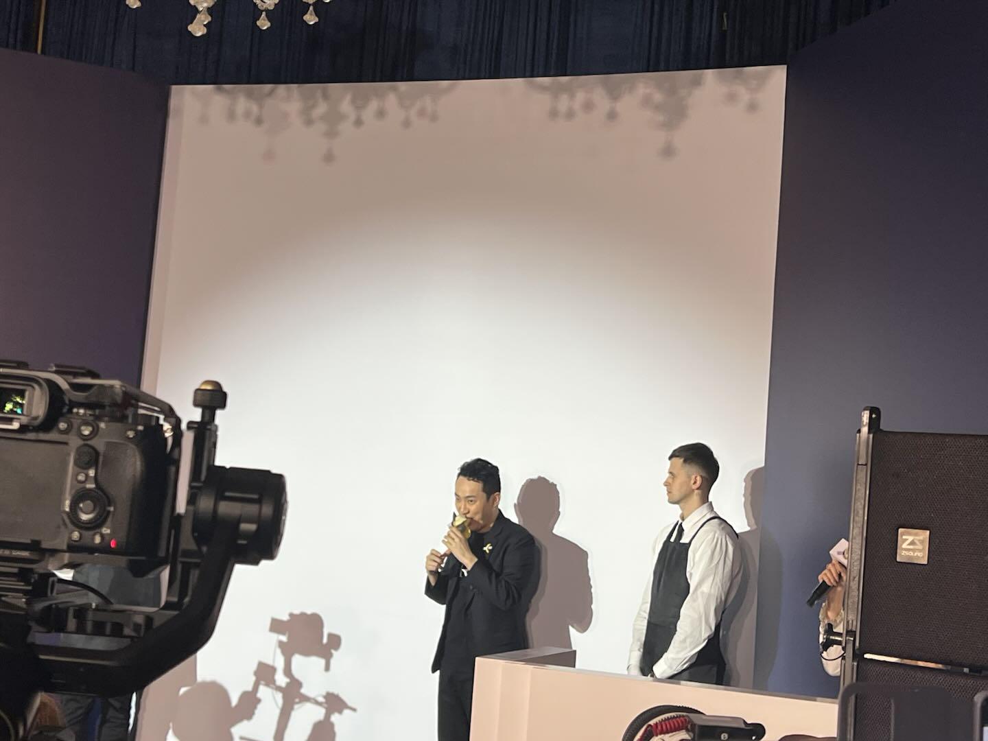 孙宇晨已于香港活动现场吃掉价值620万美元的香蕉艺术品-第1张图片-火网下载