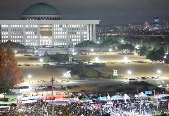 全国戒严、军队出动、议会倒戈、民众上街......韩国一夜变天的10个关键问题-第2张图片-火网下载
