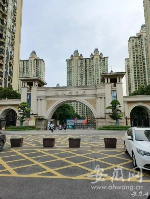  小区正门
